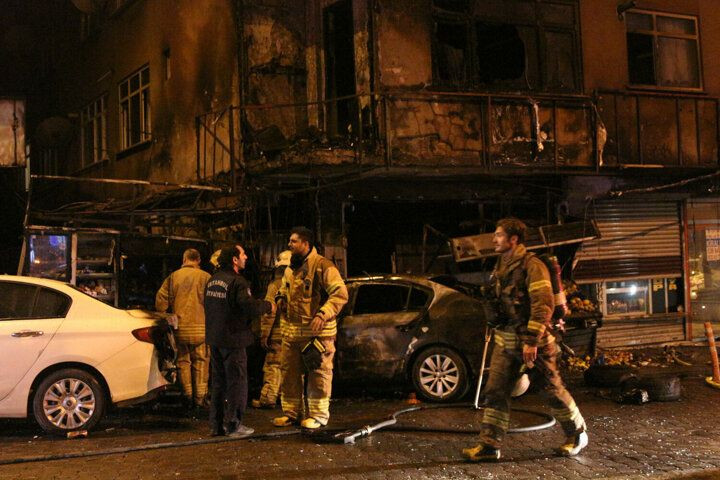 İstanbul'da feci kaza! Dükkana giren otomobil alev topuna döndü - Sayfa 3