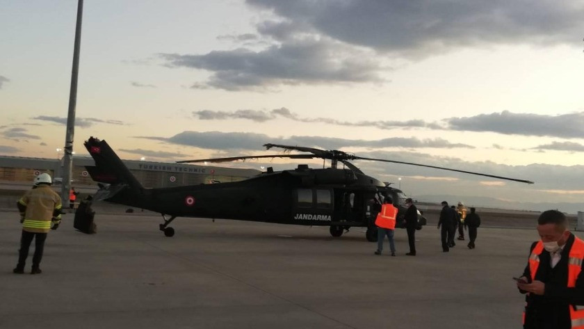 Askeri helikopterin pervanesi aydınlatma direğine çarptı