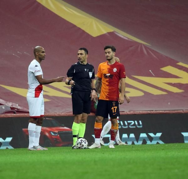 Galatasaray-Antalyaspor maçında verilen kırmızı kart sosyal medyayı ikiye böldü! - Sayfa 2
