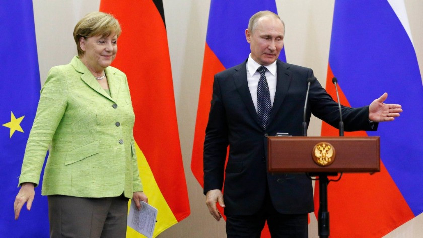 Putin ile Angela Merkel, ortak aşı üretimi için görüştü