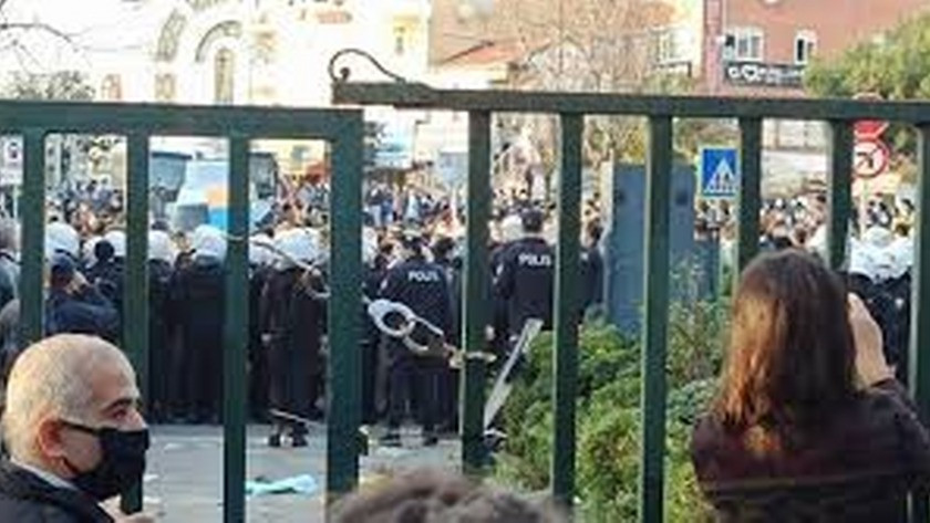 Boğaziçi Üniversitesi'ndeki protestolu kelepçe şoku!