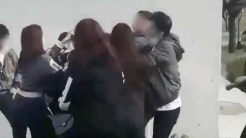 Sevgilisine mesaj atan kızı tekme tokat böyle dövdü | Video