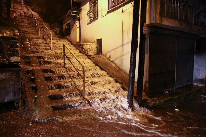 İzmir'de sel kâbusu! Vatandaşlar perişan oldu - Sayfa 4