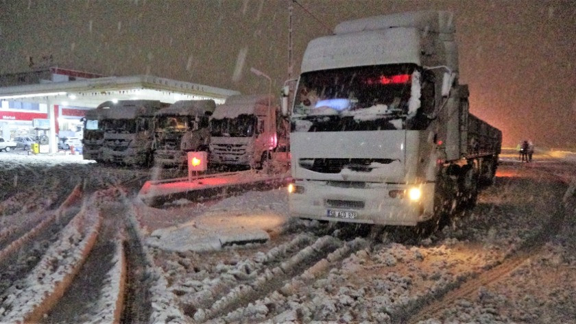 Tokat-Sivas kara yolunda yoğun kar yağışı ulaşımda aksama!