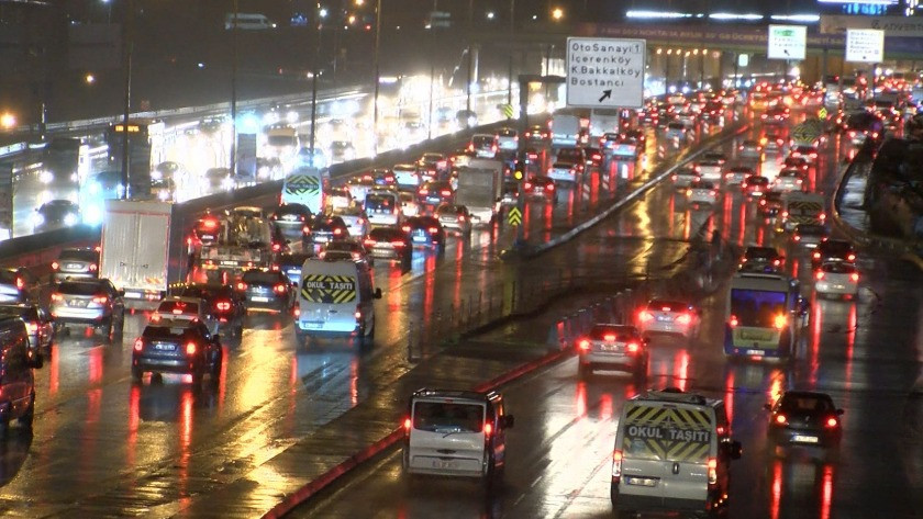 İstanbul'da sağanak yağış trafikte etkili oldu!