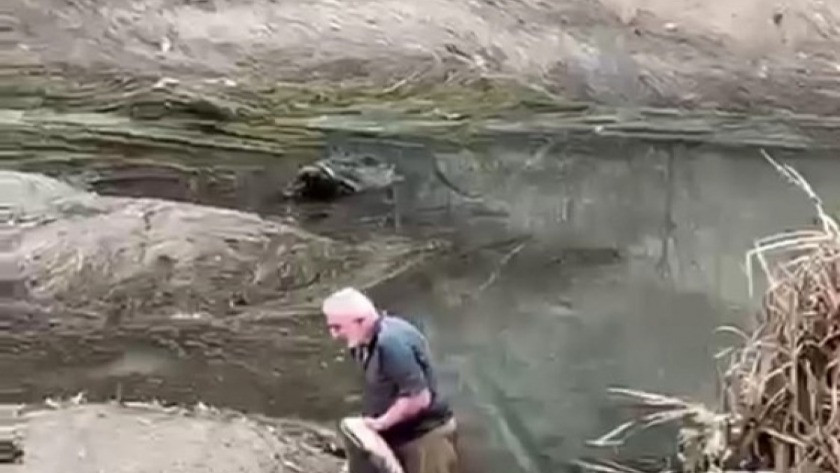 Yaşlı adam Yeşilırmak’ta boyu kadar balığı böyle yakaladı I VİDEO