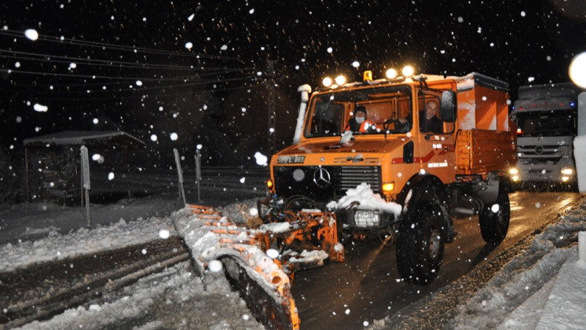 Sivas-Kayseri karayolunda 8 araç  yoğun kar yağışından mahsur kaldı