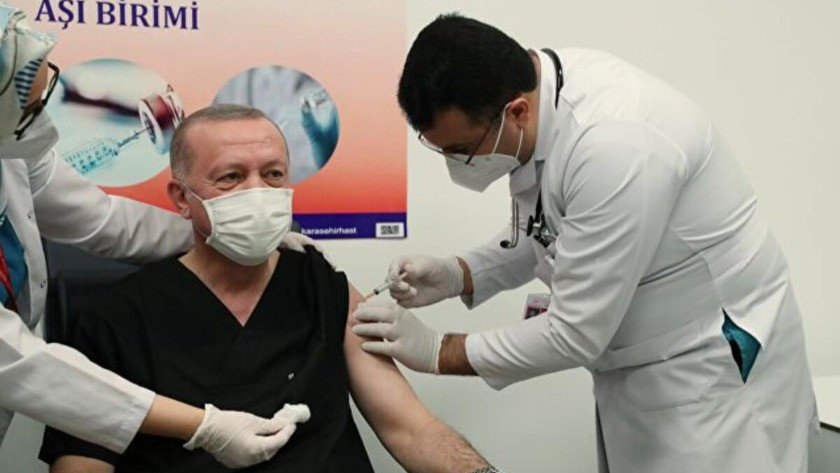 Cumhurbaşkanı Erdoğan'a aşı yapan doktor sosyal medyada gündem oldu
