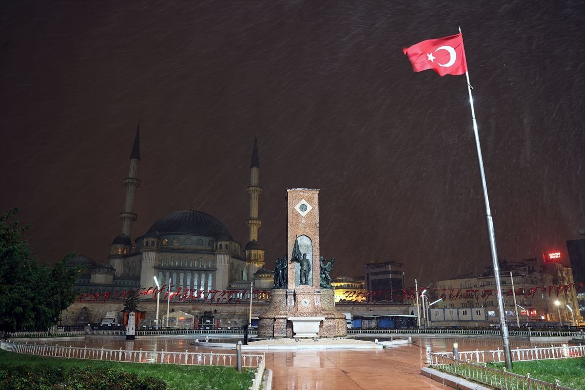 İstanbul beyaza büründü! İstanbul'da kar etkisini artırdı! İşte İstanbul'dan kartpostallık kareler - Sayfa 2