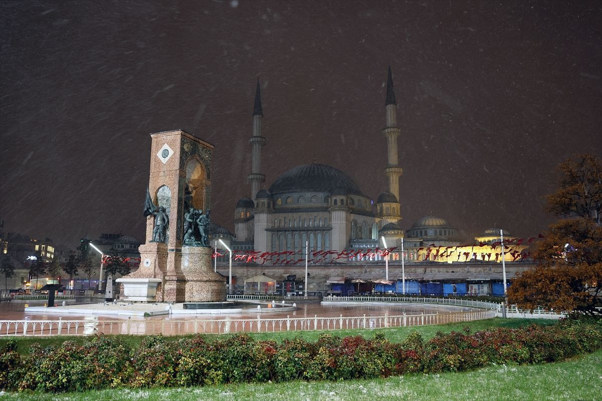 İstanbul beyaza büründü! İstanbul'da kar etkisini artırdı! İşte İstanbul'dan kartpostallık kareler - Sayfa 3