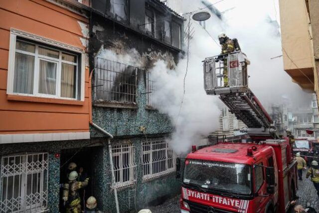 İstanbul Fatih'te alevler binayı sardı - Sayfa 4