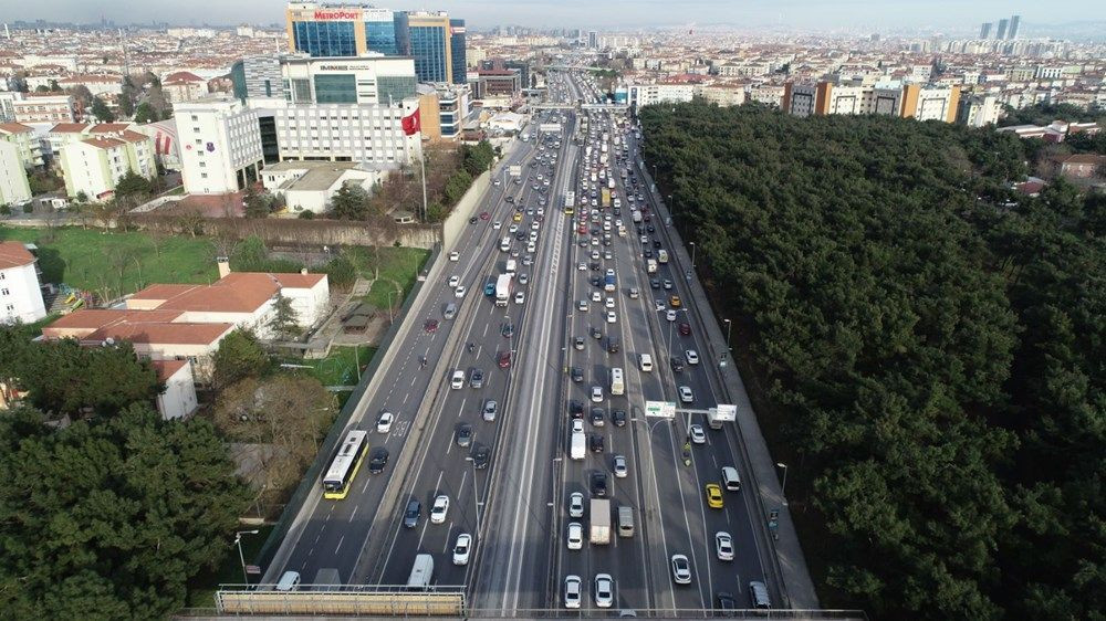 İstanbul'da sokağa çıkma kısıtlaması öncesi trafik yoğunluğu arttı - Sayfa 1
