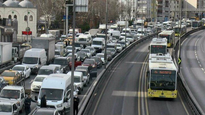Yasağa rağmen İstanbul D-100 karayolunda şaşırtan trafik ! - Sayfa 1