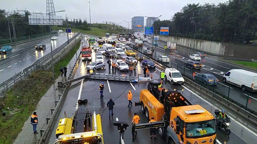 İstanbul'da yön tabelası devrildi, araçlar kaza yaptı