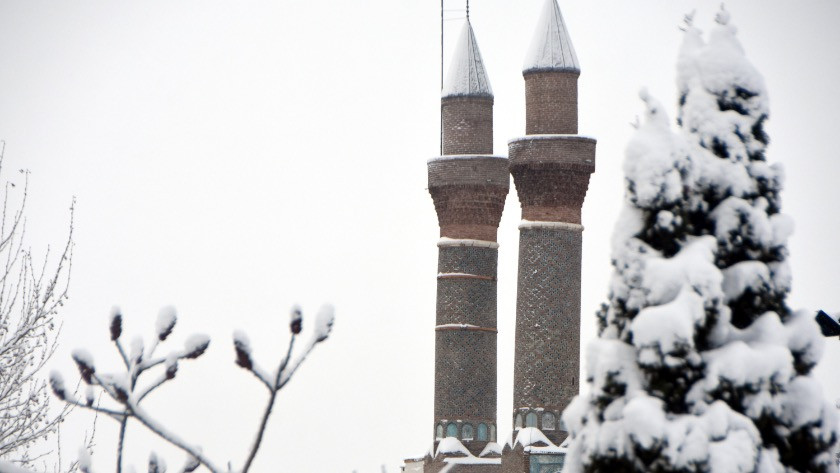 Sivas'ta kar yağışı; 641 yerleşim yeri ulaşıma kapandı