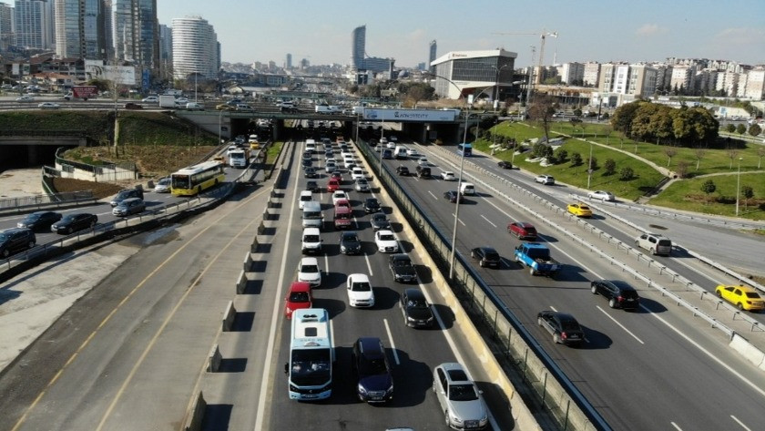 Kısıtlama öncesi İstanbul'da trafik erken başladı