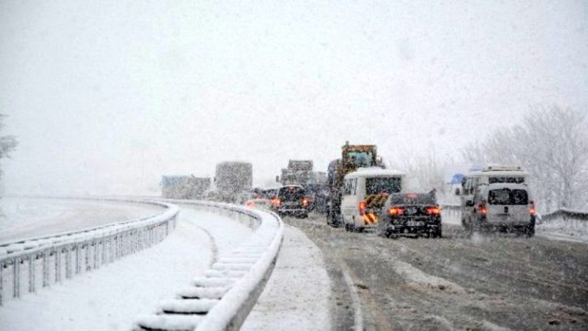 Balıkesir-Bursa karayolunda kar esareti! 15 saattir kapalı...