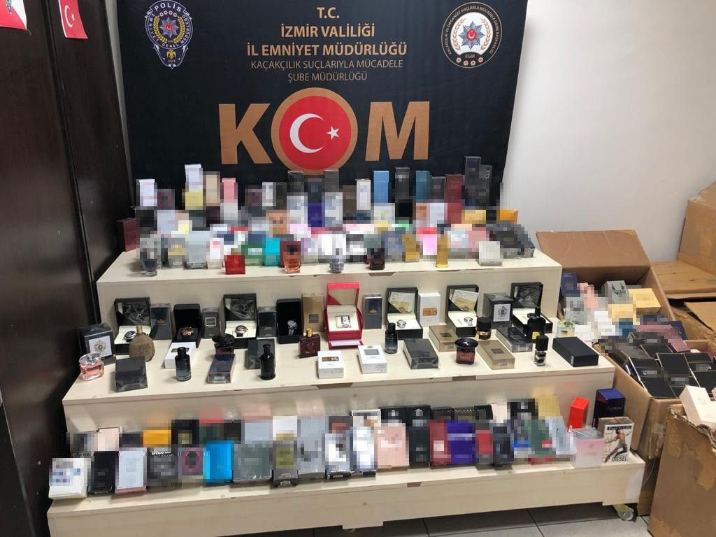 İzmir'de internet üzerinden gümrük kaçağı ürünleri satan kadına canlı yayında polis baskını! video - Sayfa 4
