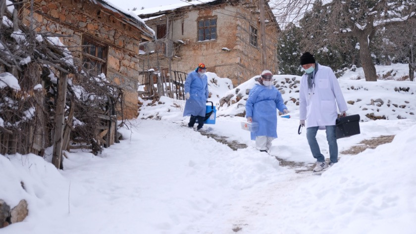 Sağlıkçıların karla kaplı Toros Dağı eteklerindeki zorlu 'aşı' mesaisi