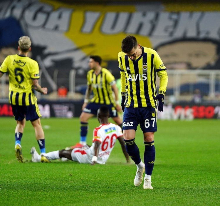 Fenerbahçe'de Göztepe yenilgisi sonrası ortalık karıştı! Fenerbahçe'de Erol Bulut'un yerine 4 aday - Sayfa 1