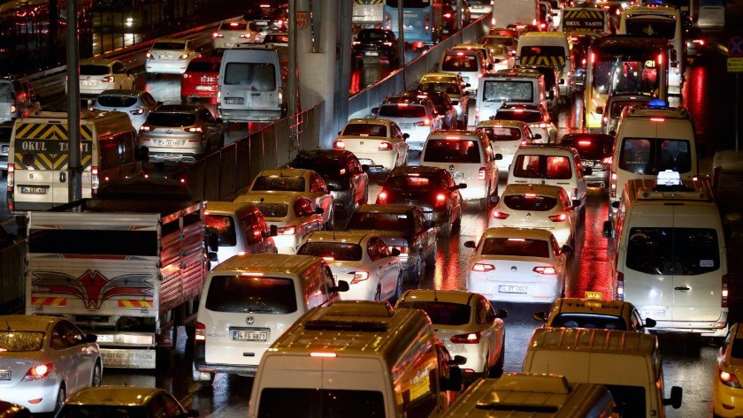İstanbul'da trafik durma noktasına geldi! Yoğunluk yüzde %74'ü aştı