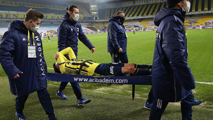 Mesut Özil, Antalyaspor maçında sakatlanarak sedyeyle çıktı
