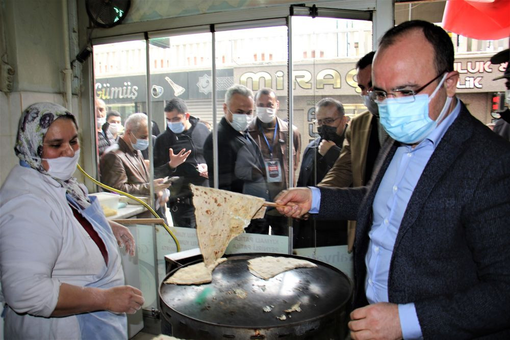 Denetime çıkan Elazığ Valisi Erkaya Yırık hem çay borçlarını ödedi, hem de gözleme yaptı! - Sayfa 1