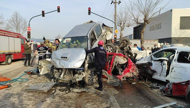 Bursa'daki feci kaza! Karşı şeride geçen tır önüne gelen araçları biçti! Ölü ve yaralılar var - Sayfa 1