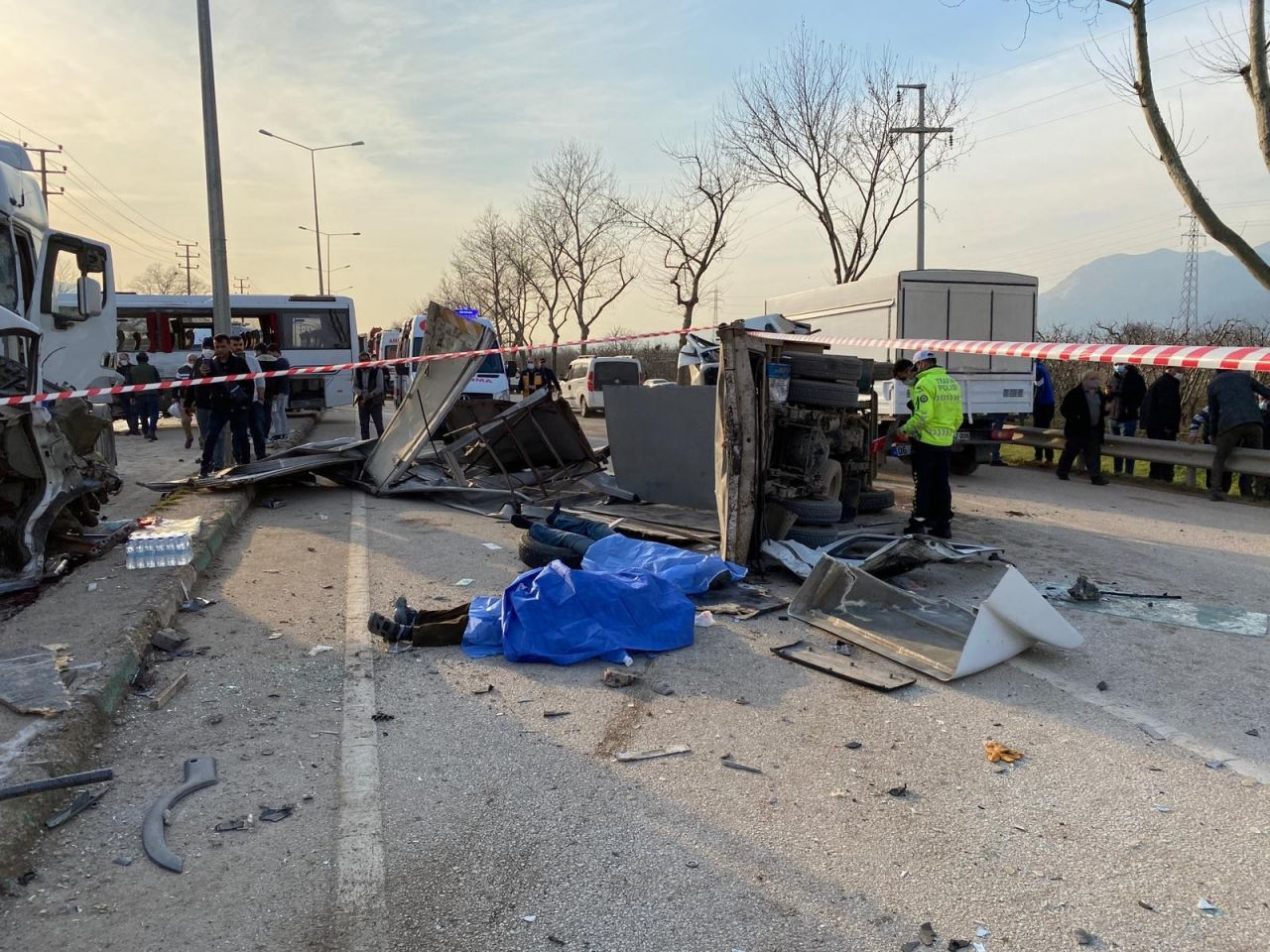 Bursa'daki feci kaza! Karşı şeride geçen tır önüne gelen araçları biçti! Ölü ve yaralılar var - Sayfa 3