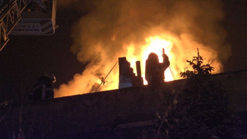 Kayseri’de apartmanın çatısı alev alev yandı