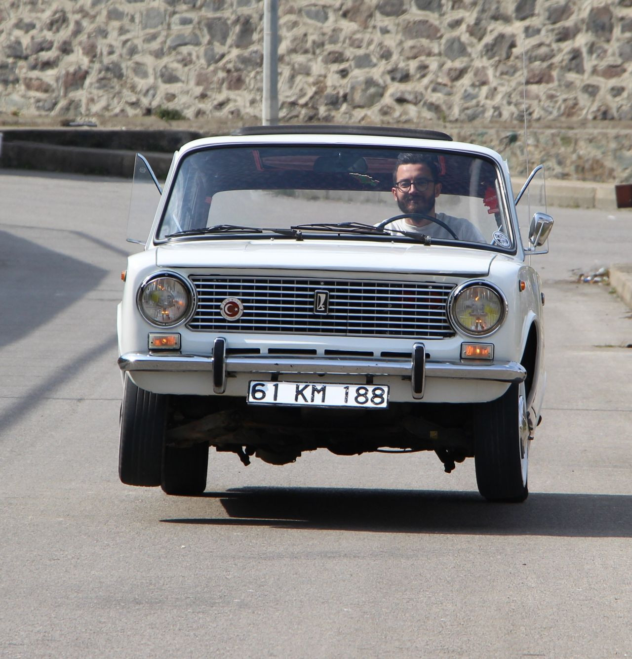 Trabzonlu gencin modifiye ettiği aracı görenler şaşkına çeviriyor! Bu otomobil yolda zıplıyor! video - Sayfa 1