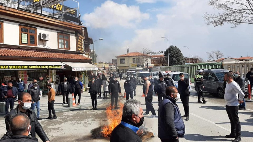 Konya esnafı masa sandalye yaktı: AK Parti kongreleri lebaleb dolu...