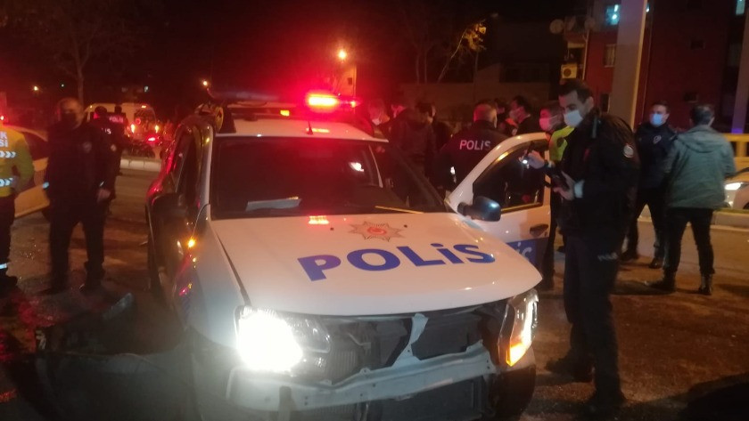 ‘Dur’ ihtarına uymayan sürücünün otomobil ile  polis aracına çarptı!