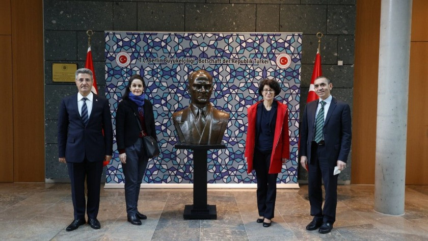 Özlem Türeci ve Uğur Şahin'den Atatürk büstüyle poz