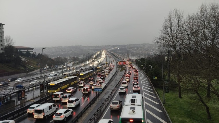 İstanbul’da kar yağışı trafiği durma noktasına getirdi