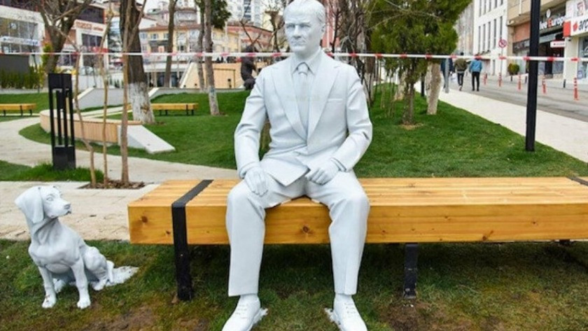 CHP'li Bilecik Belediyesi, Atatürk heykelini yeniden yaptırdı