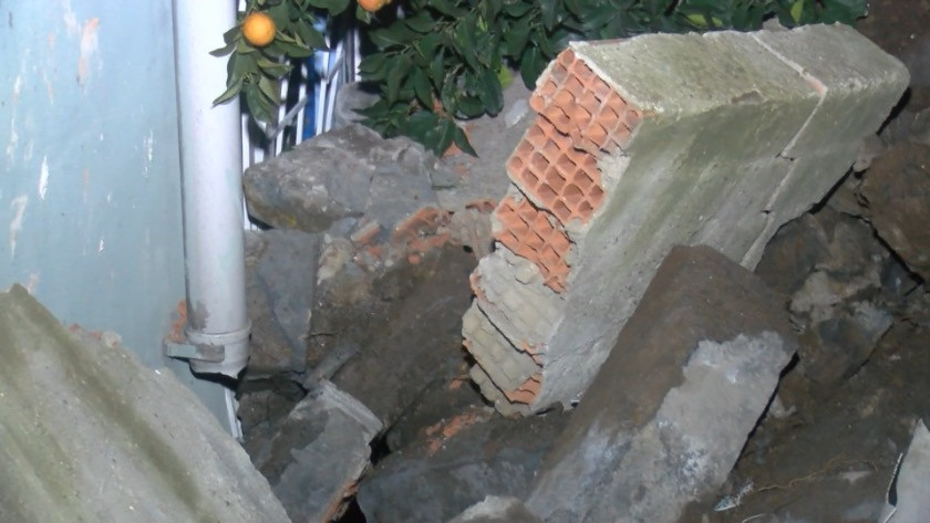 Eyüpsultan'da iki bina arasındaki istinat duvarı çöktü