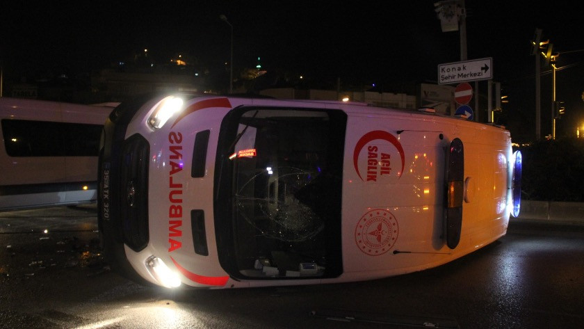 İzmir'de otomobille çarpışan ambulans devrildi: 1 yaralı 