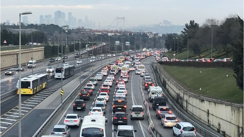 Yola çıkacaklar dikkat! İstanbul'da trafik felç
