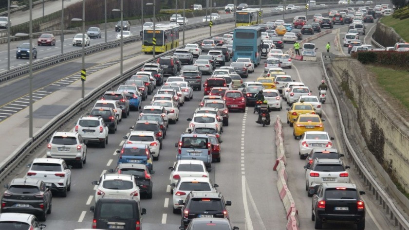 İstanbul’da sağanak yağış trafiği olumsuz etkiledi!