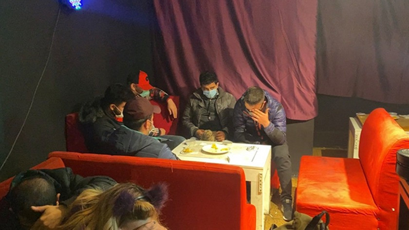 Taksim’de doğum günü partisine baskın yapıldı