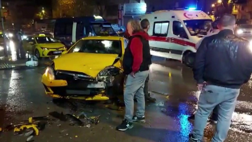 Ümraniye’de minibüs ile ticari taksi çarpıştı: 1 yaralı