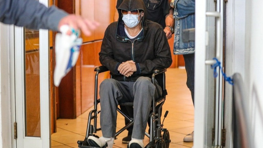 Brad Pitt tıp merkezinden tekerlekli sandalyeyle çıktı