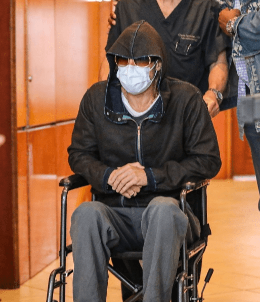 Brad Pitt tıp merkezinden tekerlekli sandalyeyle çıktı - Sayfa 1