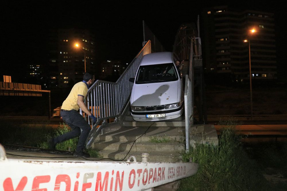 Adana'da akılalmaz olay! Yaya köprüsünden otomobiliyle geçmeye çalıştı otomobil sıkışıp kaldı! video - Sayfa 4
