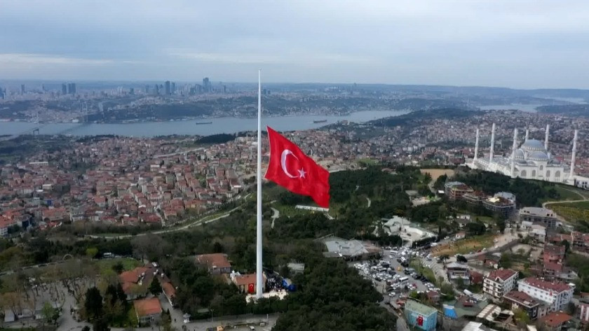 Erdoğan en büyük Türk bayrağını en yüksek göndere çekti