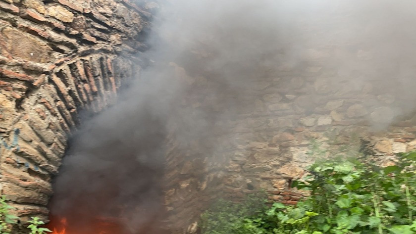 Bursa’da tarihi surlar tinerciler tarafından ateşe verildi