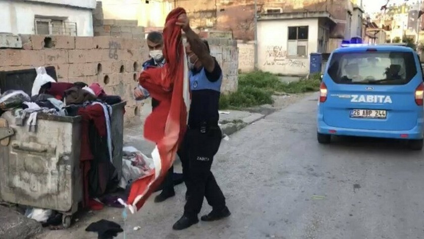 Zabıta çöpe atılan Türk bayrağını çıkarıp öptü