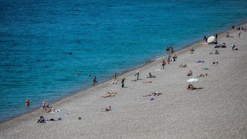 Tam kapanma öncesi Antalya'da sahillerde yoğunluk