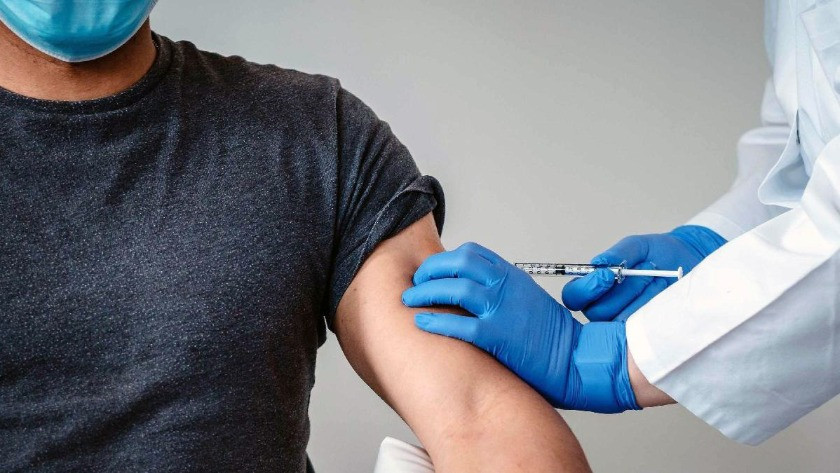 Yanlışlıkla bir yerine beş doz aşı yapılan kişi hastaneye kaldırıldı